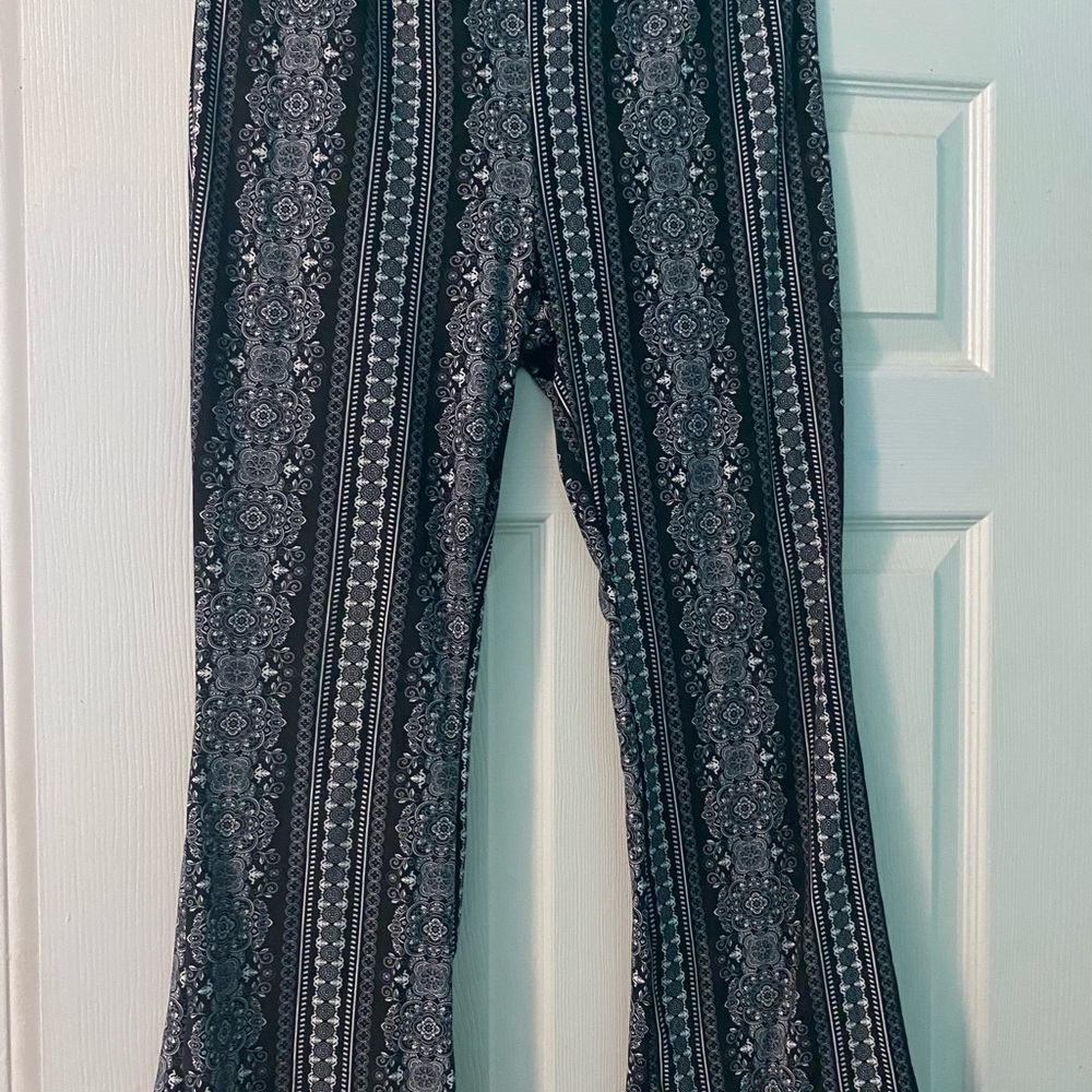 Stylish Black and Gray Patterned Leggings